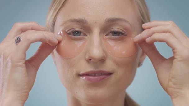 modèle blonde pendant la routine de traitement du visage
 - Séquence, vidéo