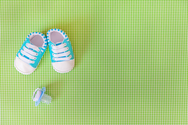дитячі аксесуари для новонароджених на кольоровому фоні. вибірковий фокус
. - Фото, зображення