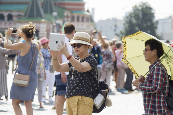 Rússia, Moscou, 29 de julho de 2018. A Praça Vermelha. Turistas em Moscovo. Mulher tirando selfie na Praça Vermelha
 - Foto, Imagem