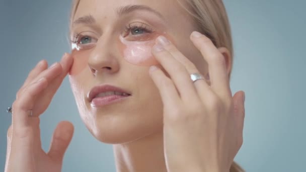 blond model tijdens gezichtsbehandeling routine - Video