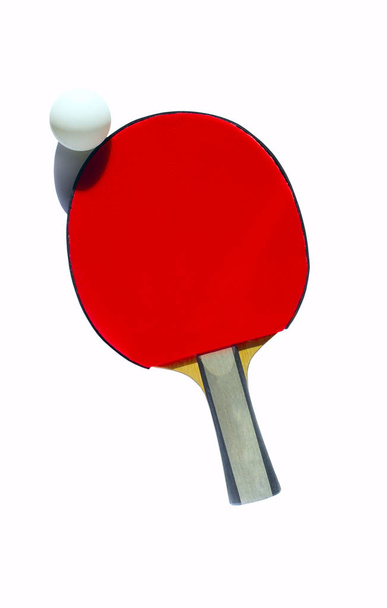 白い背景の上に隔離されたテニスのための赤いラケットと白いボールの露出過度の画像。スポーツ, ピンポン, 卓球コンセプト.   - 写真・画像
