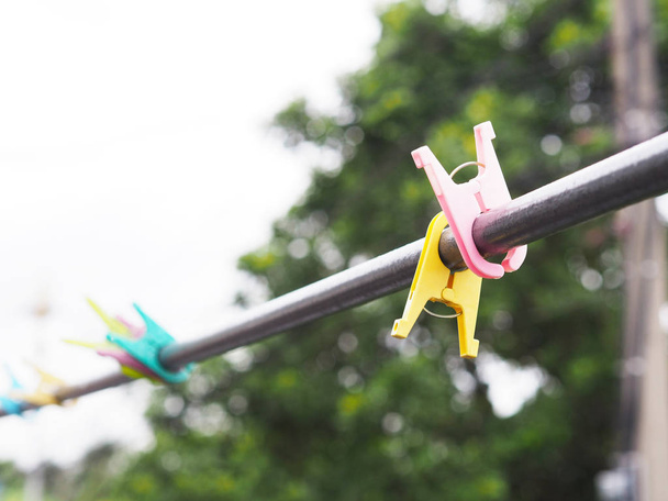 kolorowe plastikowe clothespin wiszące na metalowym pasku - Zdjęcie, obraz