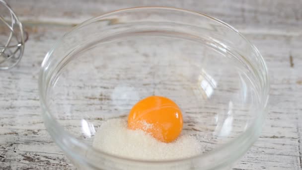 Zweep eigeel met suiker in een glazen kom - Video