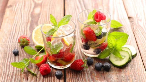 fruit ice cube and mint for summer - Foto, afbeelding