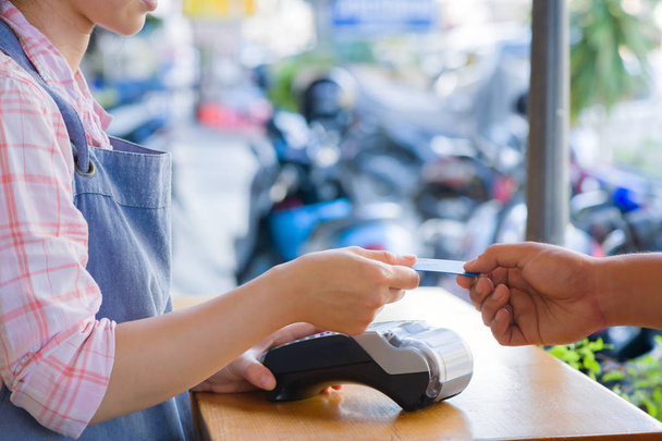 yakın müşteri el tutma ve kredi ca ile sipariş için ödeme - Fotoğraf, Görsel
