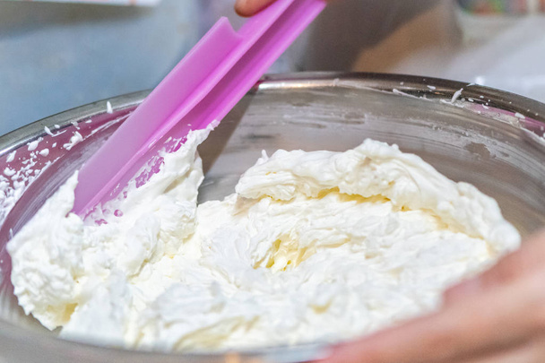 crème fouettée cuisson process.woman mélange crème fraîche pour makin
 - Photo, image