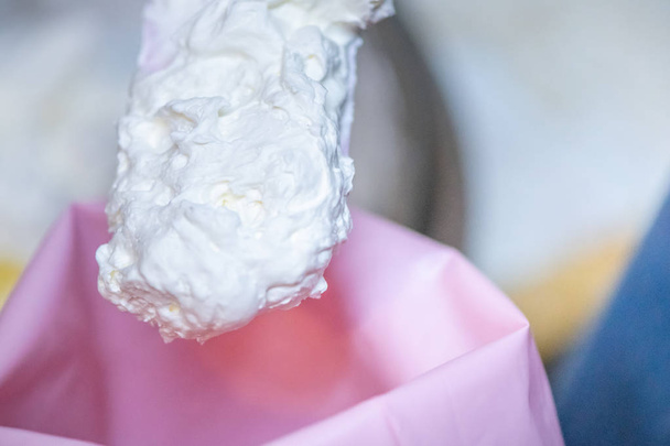 ホイップクリーム料理プロセス.メインのための新鮮なクリームを混合女性 - 写真・画像