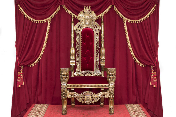 Červená královská židle na pozadí červených záclon. Místo pro krále. Trůn - Fotografie, Obrázek