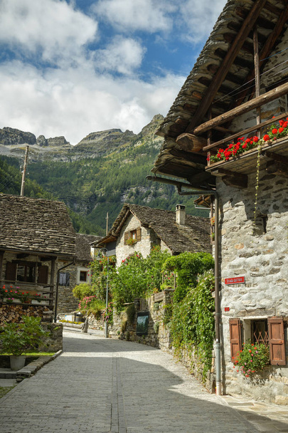 mittelalterliches Dorf sonogno am ende von val verzasca in der schweiz - Foto, Bild
