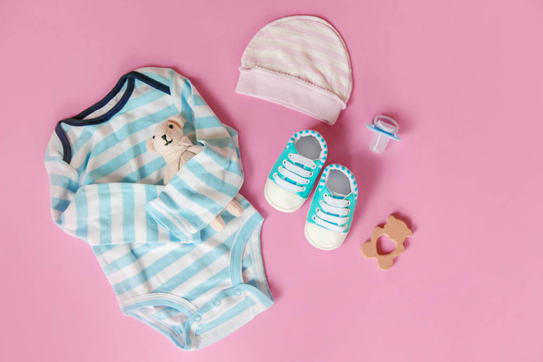 accessoires pour bébés pour nouveau-nés sur un fond coloré. focus sélectif
. - Photo, image