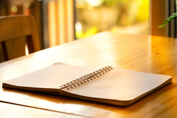 notebook di carta bianca aperto notebook.paper su scrivania di legno.
  - Foto, immagini