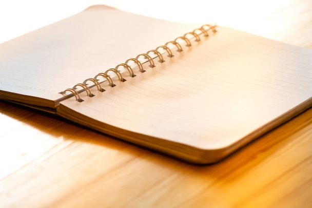 notebook di carta bianca aperto notebook.paper su scrivania di legno.
  - Foto, immagini
