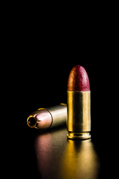9mm a. 45-uzavřít kulku pro profesionální pistoli na černém BAC - Fotografie, Obrázek