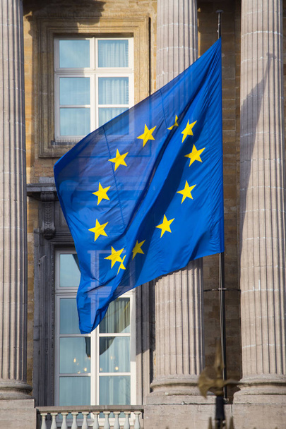 De vlag van de Europese Unie over de opbouw van het Federaal Parlement van België in Brussel. - Foto, afbeelding