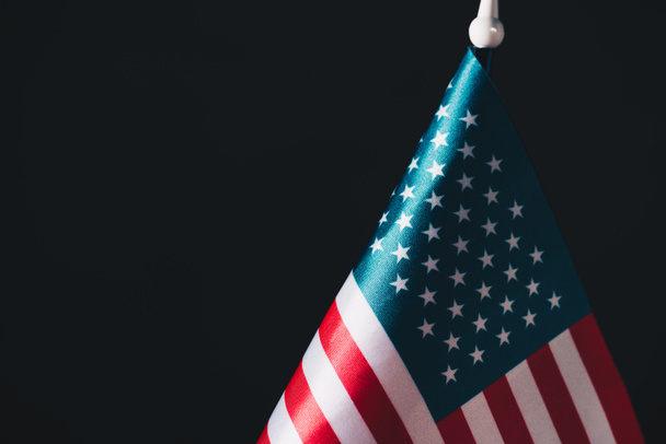 Etats-Unis drapeau national sur mât isolé sur noir, concept de jour commémoratif
 - Photo, image