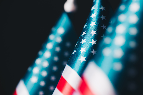 εκλεκτική εστίαση των εθνικών σημαιών των ΗΠΑ που απομονώνονται στην έννοια της ημέρας μνήμης - Φωτογραφία, εικόνα
