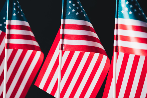 Estados unidos de América banderas nacionales en los asta de la bandera aislados en negro, concepto del día conmemorativo
 - Foto, imagen