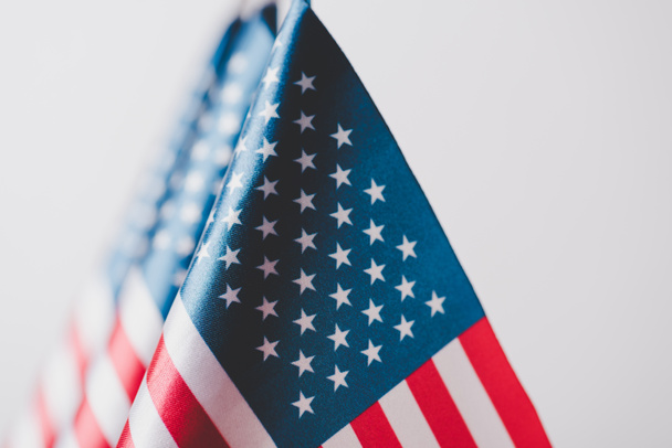 enfoque selectivo de banderas nacionales americanas aisladas en concepto de día gris, memorial
 - Foto, Imagen