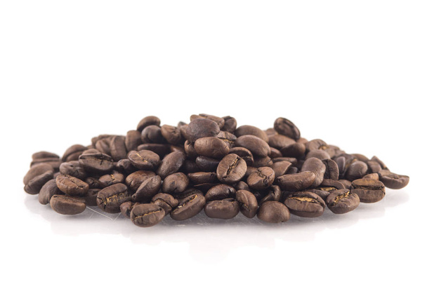 焙煎したコーヒー豆は白い背景の上杭します。 - 写真・画像