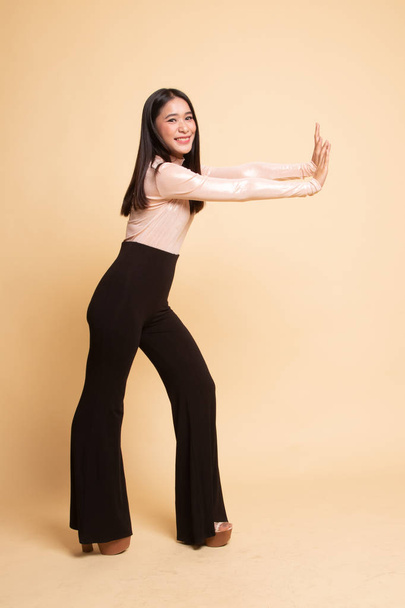 Full body of beautiful young asian woman push something. - Valokuva, kuva