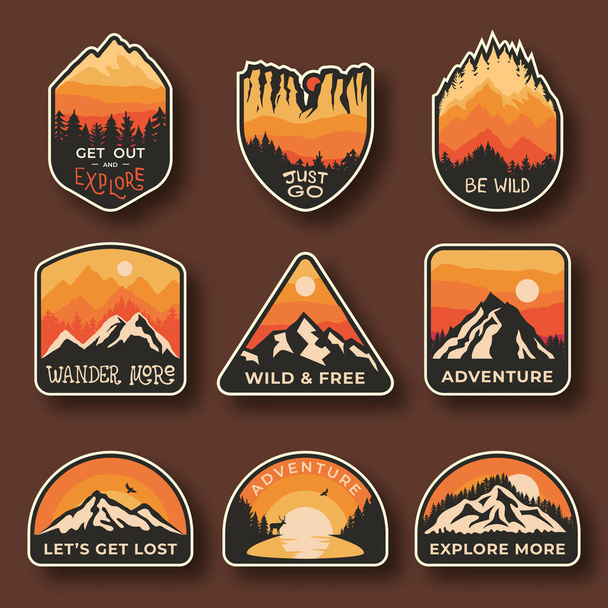 Set von neun Emblemen für Bergwanderungen. camping Outdoor-Abenteuer Embleme, Abzeichen und Logo-Aufnäher. Bergtourismus, Wandern. Naturetiketten im Vintage-Stil - Vektor, Bild