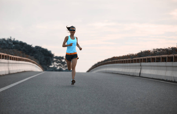 joven fitness mujer corriendo en la ciudad carretera
 - Foto, Imagen