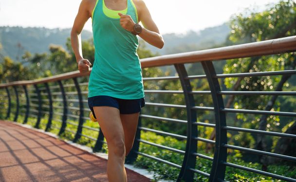 Koşucu atlet bahar ormanı yolunda koşuyor. sağlıklı yaşam konsepti. - Fotoğraf, Görsel