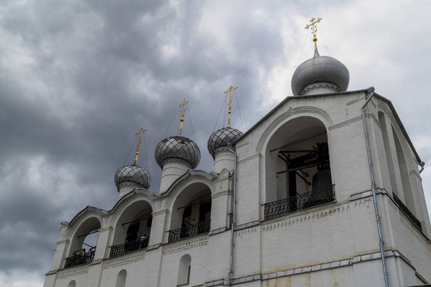 Ρωσική Ορθόδοξη εκκλησία με κρεμμύδια θόλους. Ροστόφ Κρεμλίνο - Φωτογραφία, εικόνα