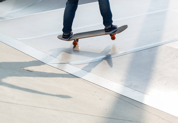 jeugd skateboarden op skatepark helling  - Foto, afbeelding