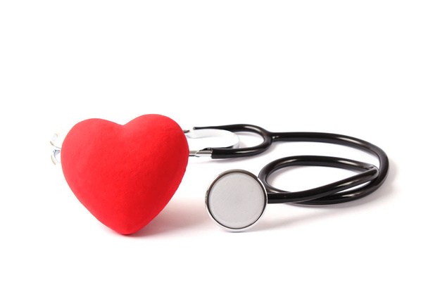 木製の色の背景に聴診器と心臓。健康・薬 - 写真・画像