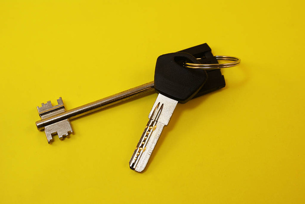 As chaves do apartamento ou da casa em um fundo brilhante
. - Foto, Imagem