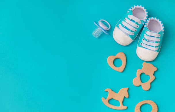 baby accessories for newborns on a colored background. selective focus. - Foto, immagini