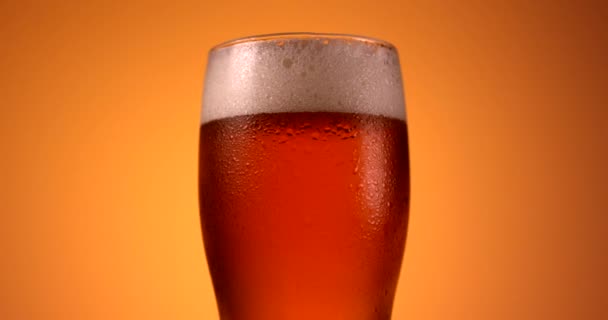 Vaso de cerveza girando en cámara lenta. Vista de cerca, filmada con la cámara RED 6K
 - Metraje, vídeo