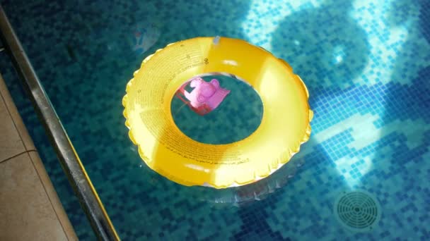 4k metraje de anillo de natación inflable amarillo en la piscina cubierta
 - Metraje, vídeo