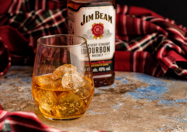 Mińsk, Białoruś - 31 października 2018: Butelki i kieliszki Jim Beam jest jednym z najlepiej sprzedających się marek na świecie, bourbon, produkowane przez Inc. Beam w Clermont w stanie Kentucky - Zdjęcie, obraz