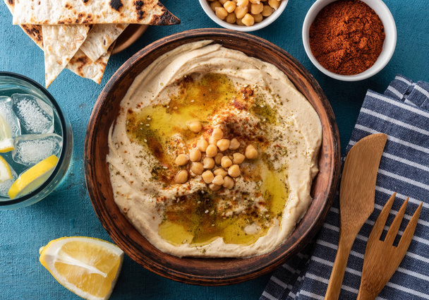 Classic Hummus with chickpeas, paprika, olive oil and oriental spices. Mediterranean popular snack of chickpeas and tahini pasta. - Fotoğraf, Görsel