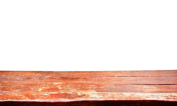Όμορφη υφή άδειο καφέ ξύλινο τραπέζι επάνω υφή σε λευκό φόντο. Για να δημιουργήσετε απεικόνιση προϊόντος ή οπτική διάταξη πλήκτρων σχεδίασης. διαδρομή αποκοπής. - Φωτογραφία, εικόνα