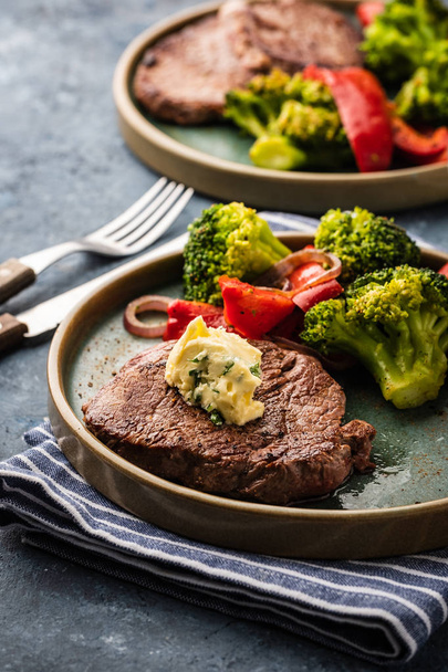 Grilled Beef steak with garlic butter and vegetables. Meat with grilled bell pepper, broccoli and onions. - Foto, immagini