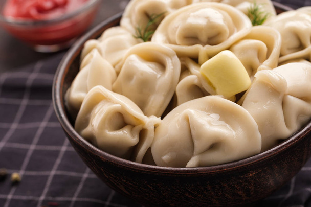 Zelfgemaakte vlees dumplings-Russische pelmeni. Dumplings, gevuld met vlees, ravioli. Dumplings met vulling. Close-up. - Foto, afbeelding