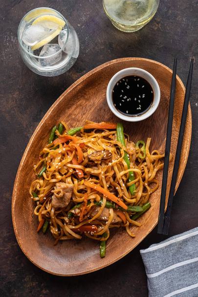 Asian noodles with pork in teriyaki sauce, with green beans, carrots and shiitake mushrooms. Top view. - Fotografie, Obrázek