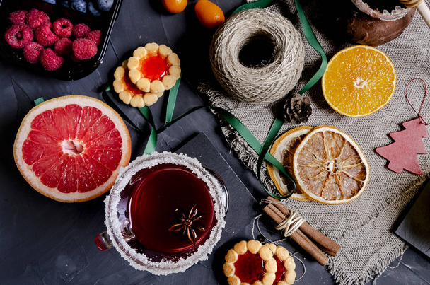 Christmas hot mulled wine with aromatic spices. - Foto, Imagen