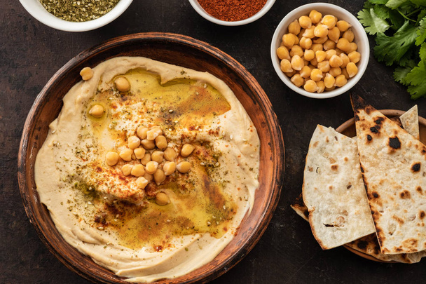 Hummus clássico com grão de bico, páprica, azeite e especiarias orientais. Lanche popular mediterrâneo de grão de bico e macarrão tahini
. - Foto, Imagem