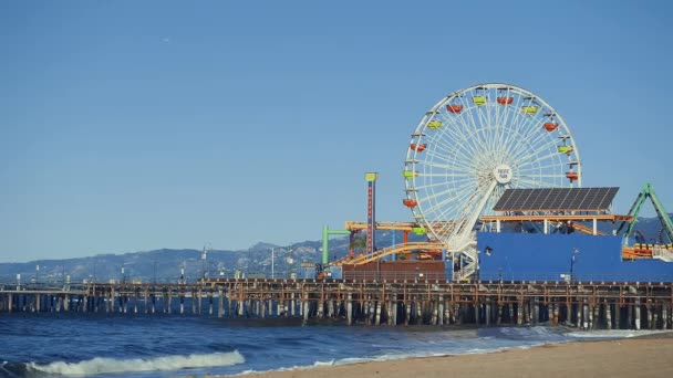 Przejażdżki na plaży w Los Angeles, słoneczny dzień - Materiał filmowy, wideo