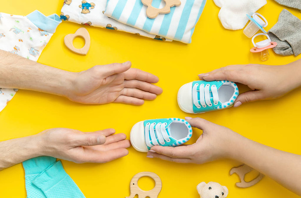 baby accessoires voor pasgeborenen op een gekleurde achtergrond. selectieve focus. - Foto, afbeelding