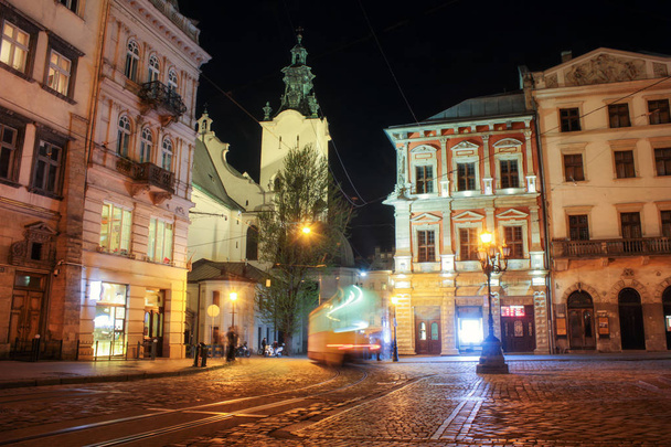 夜のリヴィウパノラマ。ヨーロッパの中世都市の夜通りの眺め。夜のリヴィウマーケット広場。コンセプト - 旅行、ランドマーク、建築の記念碑、世界遺産。長時間露光 - 写真・画像