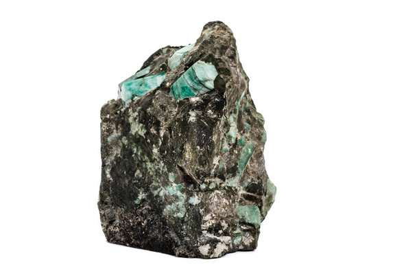Macro minerale di pietra smeraldo in roccia su sfondo bianco
 - Foto, immagini