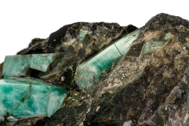 Macro mineral de pedra esmeralda em rocha sobre fundo branco
 - Foto, Imagem
