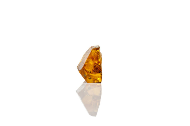 Pierre minérale diamant macro jaune sur fond blanc
 - Photo, image