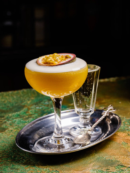 Fresh tropical cocktail with passion fruit. Alcoholic, non-alcoholic drink-beverage at the bar. - Foto, Imagem