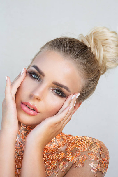 Beauty shoot of luxury blonde girl with flawless skin and gold f - Fotografie, Obrázek